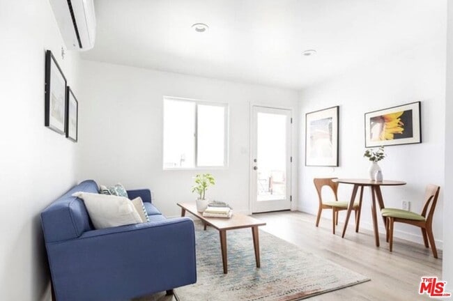 Photo - 1733 S New England St