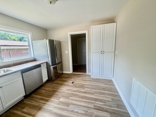 Photo - 203 Sunshine Ave
