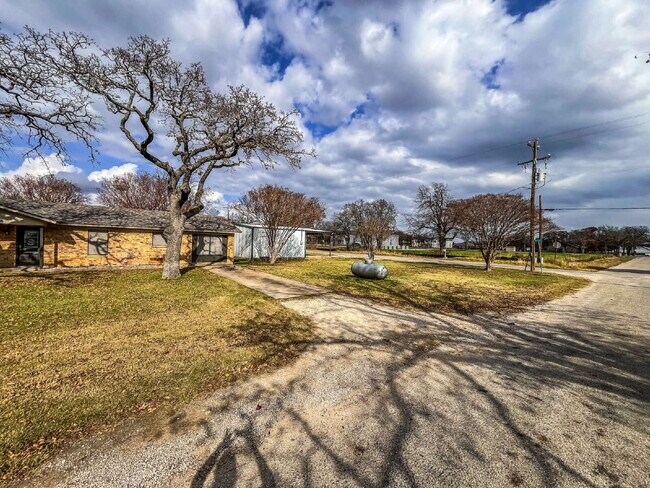 Adorable, Renovated 3/1 House with a Large Metal Shop