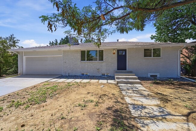 Building Photo - 4-bedroom, 4 bath home with 2 car garage