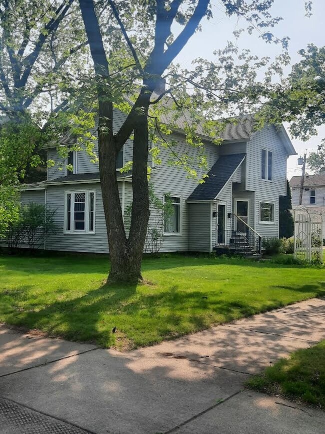 Building Photo - 519 Carson St Unit Upper