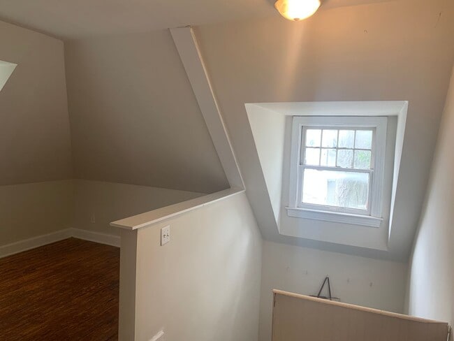 Building Photo - 424 E Maxwell St Unit 3