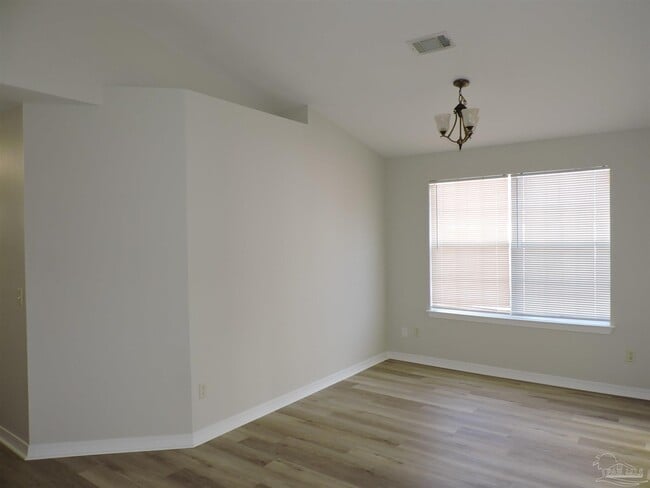 Photo - 372 Mizzen Ln