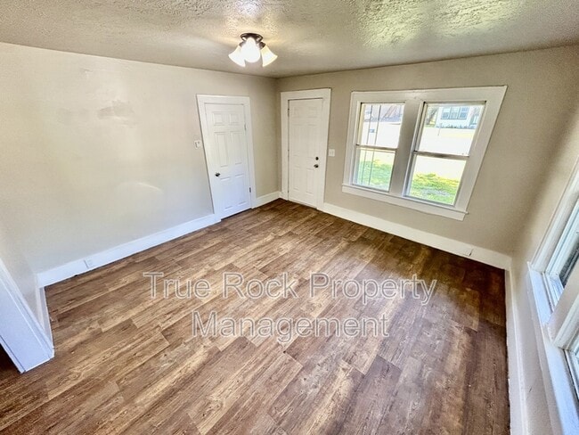 Photo - 714 W 15th St