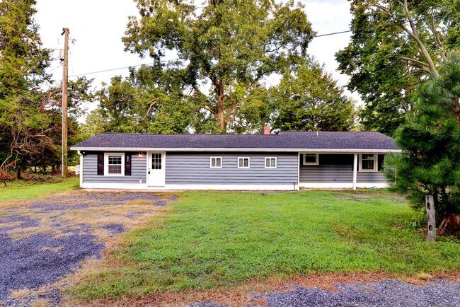Delightful Waterfront Cottage - Delightful Waterfront Cottage House