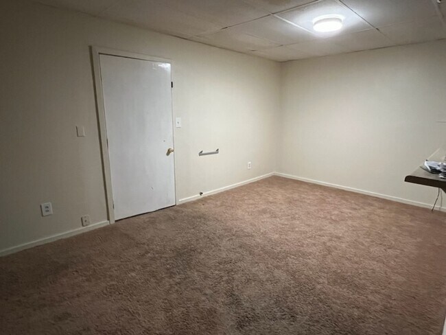 Living Area - 3226 Riverside Dr Apartments Unit Studio-Utilities Included