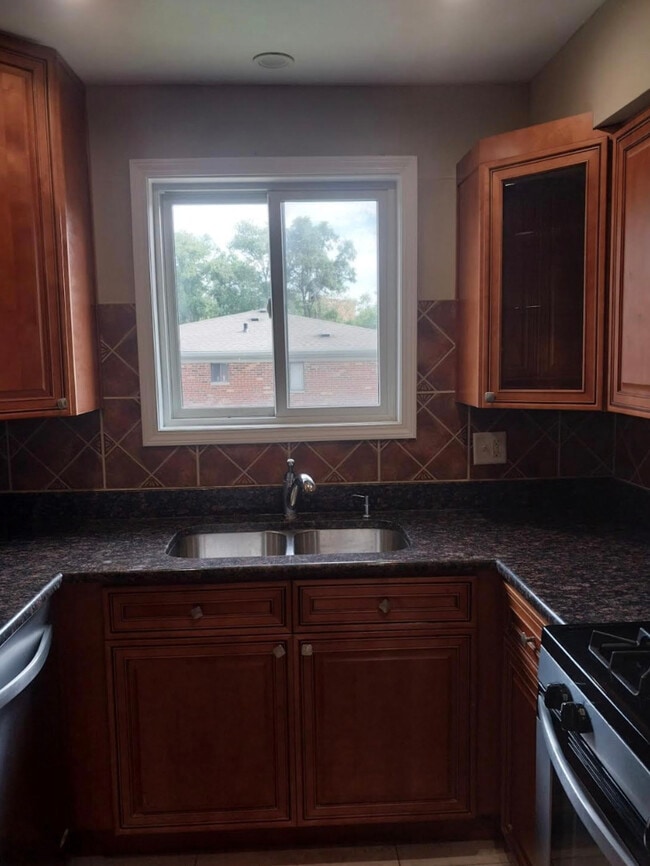 Photo - 629 W 65th St