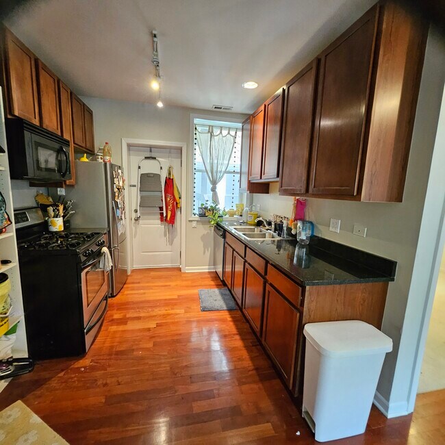 Photo - 1750 W Rascher Ave
