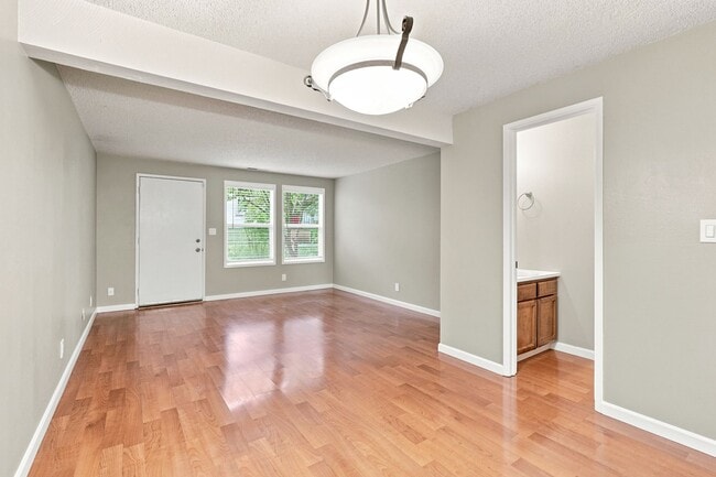 Photo - 327 N Main St