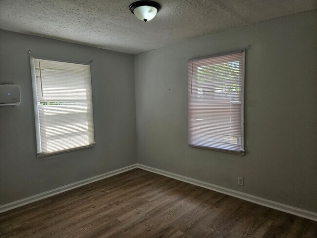 Photo - For Rent – 3 Bedroom / 1 Bathroom Home