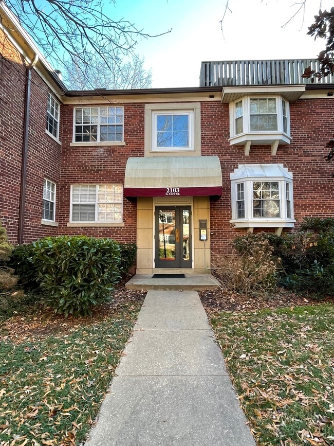 Building Photo - 2103 N Taft St Unit 114