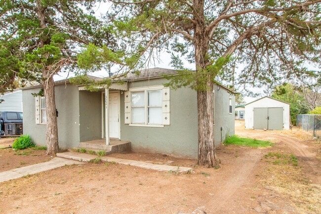 3221 Baylor St