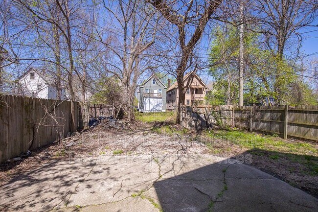 Photo - 12819 Edmonton Ave Unit Up