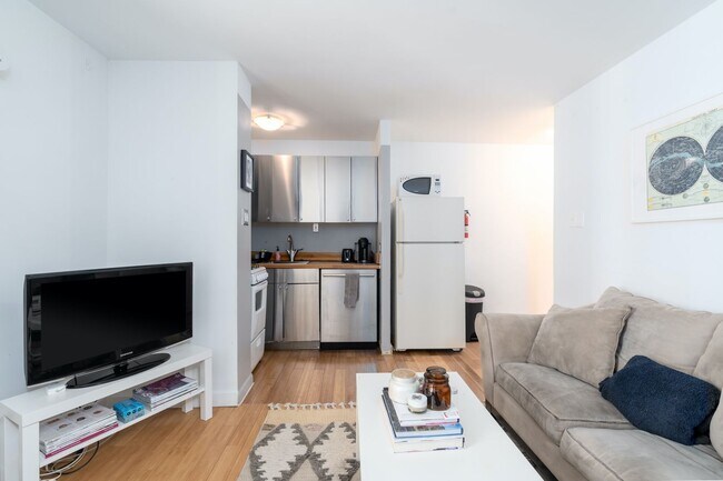 Photo - Sunlit 1BR Apartment with a Versatile Second Room at Claridge House