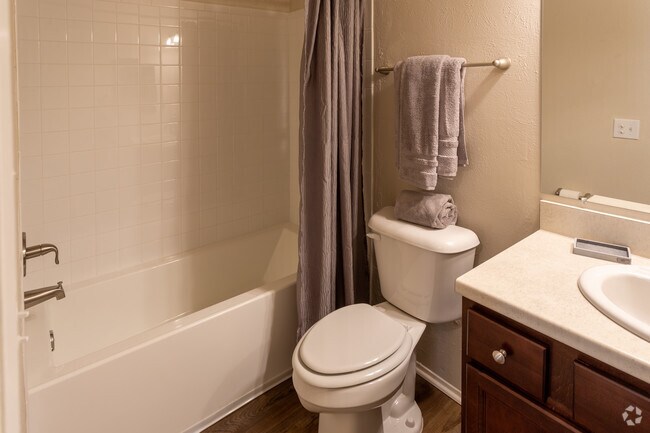 2BR, 2BA 1010SF