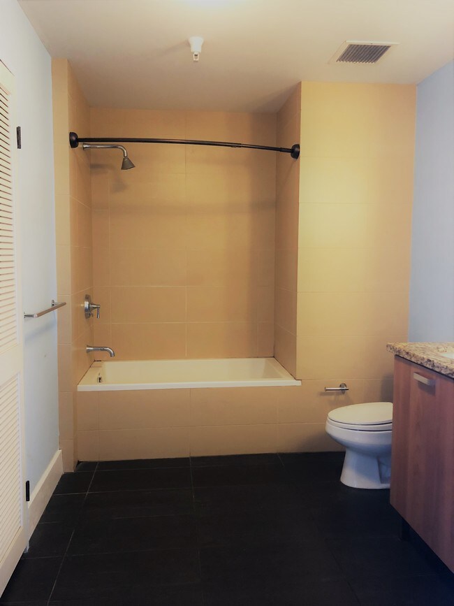 Bathroom - 460 S Spring St Unidad 1006