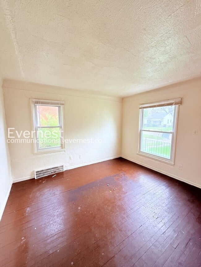 Photo - 18659 Shaftsbury Ave