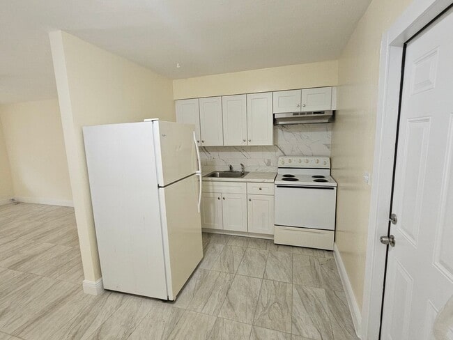 Building Photo - 1130 NW 5th Ave Unit A