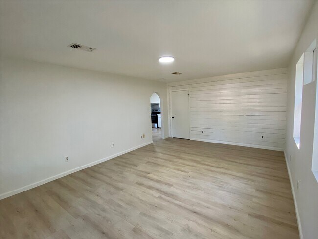 Photo - 319 N Cochran St