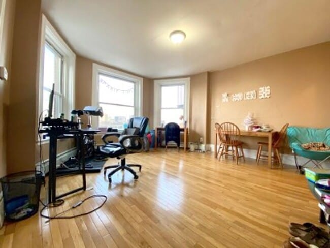 Photo - KENMORE 2 Bedroom Apt. - 9/1/26 (H&HW Included)