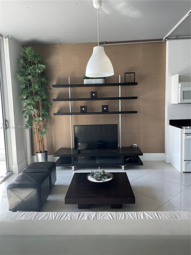 Building Photo - 690 SW 1st Ct Unit 1021