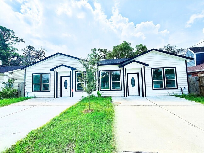 Photo - 7002 S Hall St