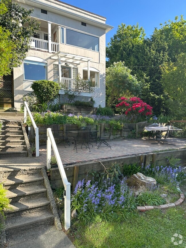 Building Photo - 2424 Hobart Ave SW Unit B Rental