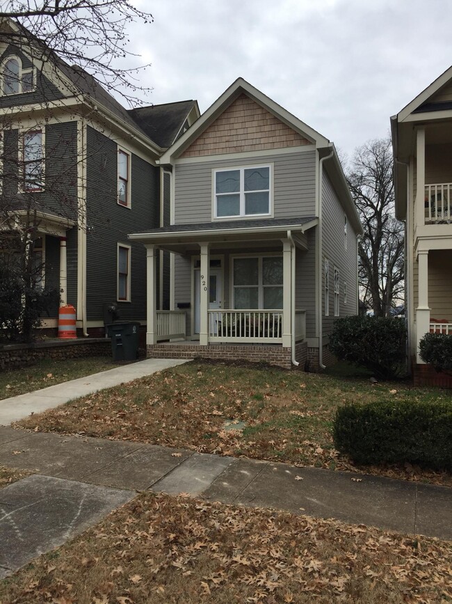 Building Photo - 920 E 10th St