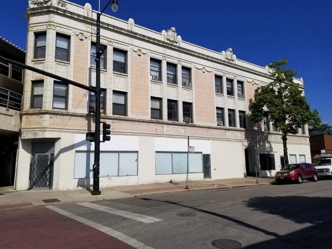 Building Photo - 7606 N Paulina St
