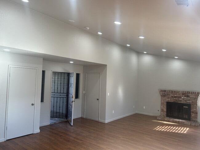 Photo - 1728 Colin Ln