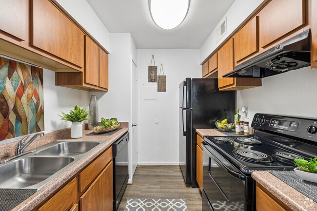 2BR, 2BA - 935SF - Kitchen