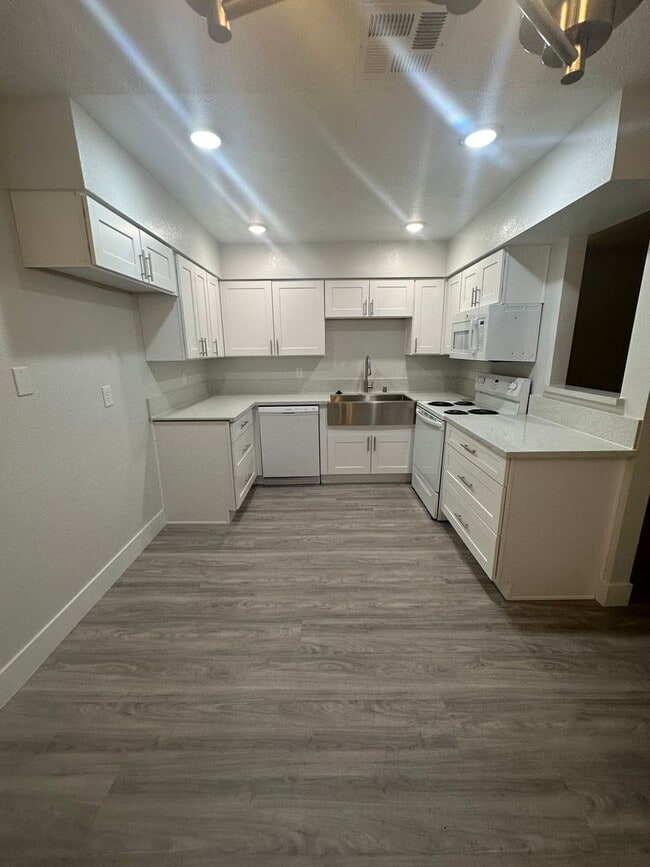 Building Photo - Beautifully Remodeled 1-Bedroom Condo in Desert Shores! Unit 1022
