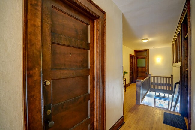 Photo - 1253 Williamson St