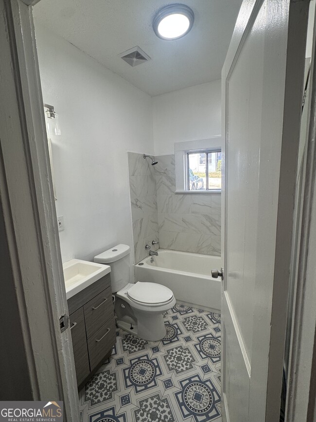 Building Photo - 415 Hopkins St SW