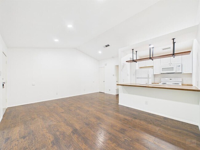 Building Photo - 1305 Hollow Creek Dr