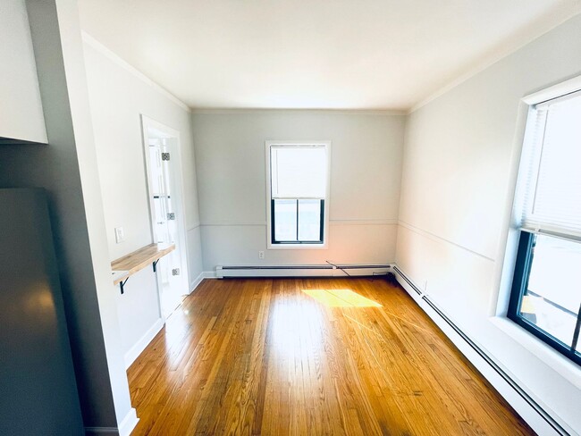 Building Photo - 83 Monmouth