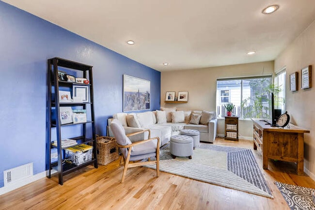 Photo - 1370 Xanthia St