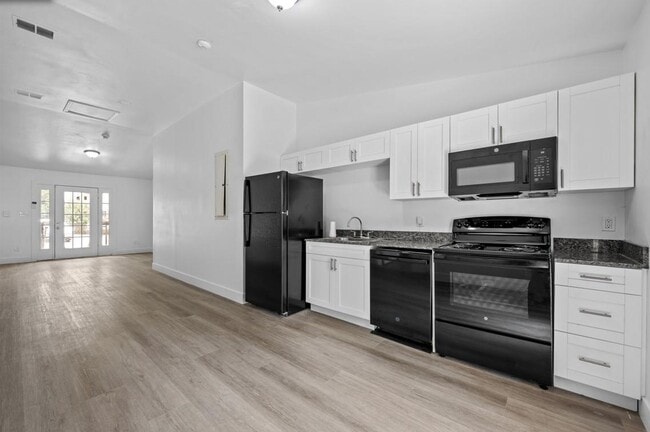 Building Photo - 2218 Magnolia Cir