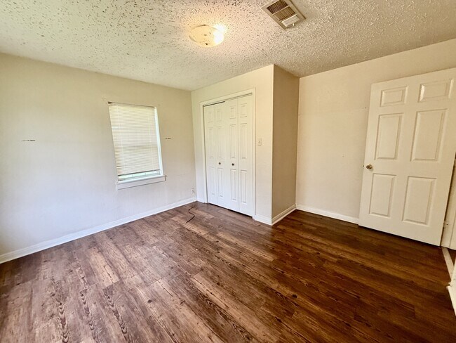 Photo - 1009 Victoria St