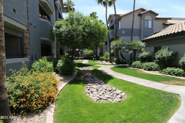 Photo - 2025 E Campbell Ave Unidad 103