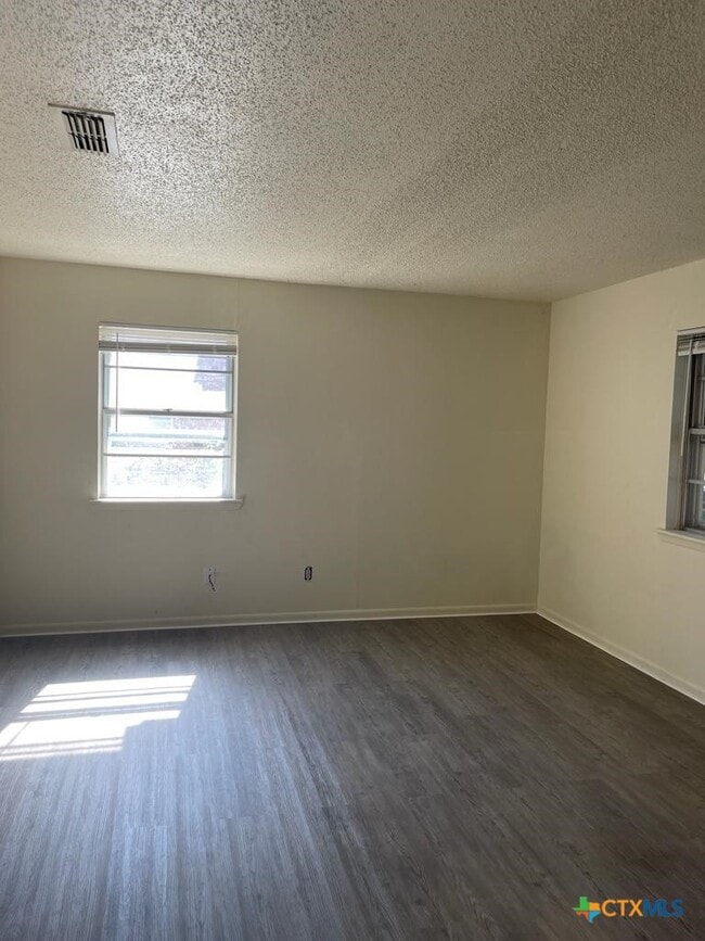 Building Photo - 1818 Janis Dr