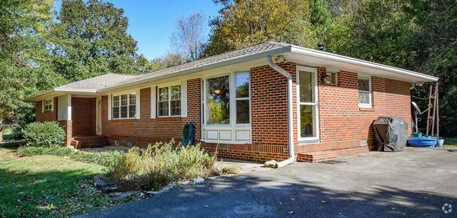 Building Photo - 2506 Elm Dr NE Rental