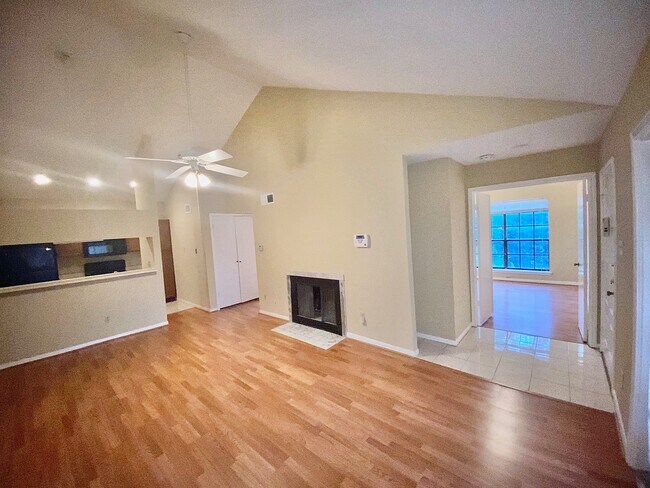 Building Photo - 8055 Cambridge St Unit 14