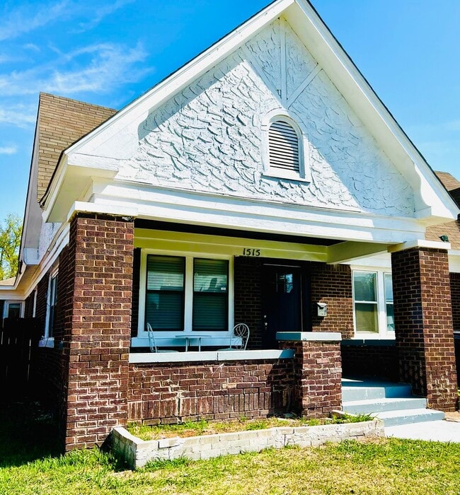 Building Photo - Charming 2BD 1BA Duplex in Crestwood!!