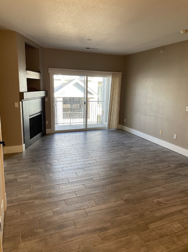 Photo - "Spacious 3-Bedroom Condo Retreat with Cozy Fireplace in Denver's Desirable Locale!" Unidad 2-301