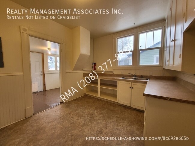 Photo - 1502 Heron St