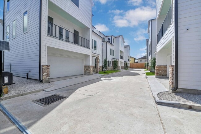 Photo - 207 Edgewood St