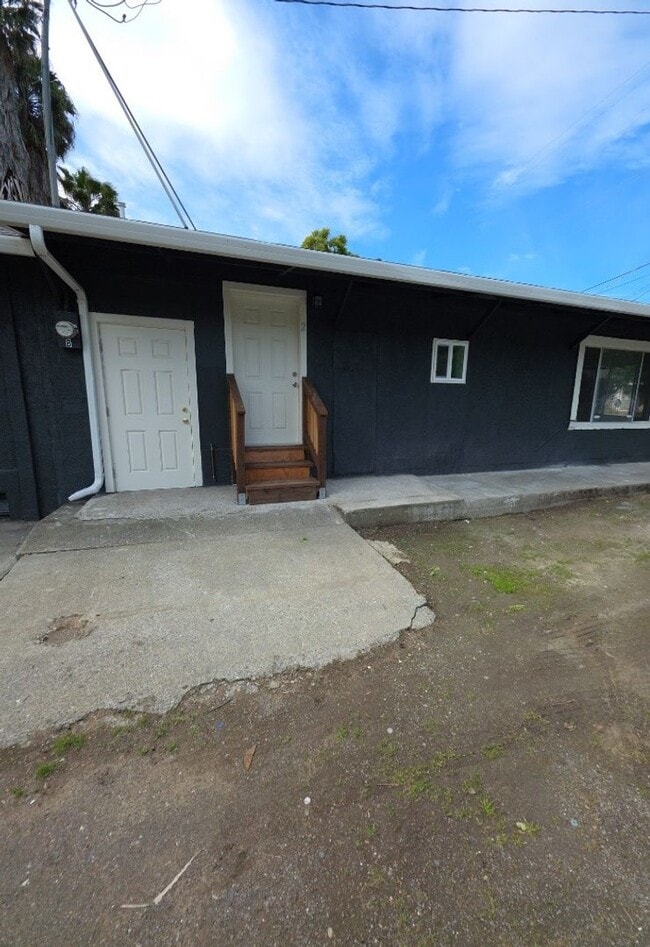Building Photo - 13451 Lakeshore Dr Unit 13451 Lakeshore Dr #B