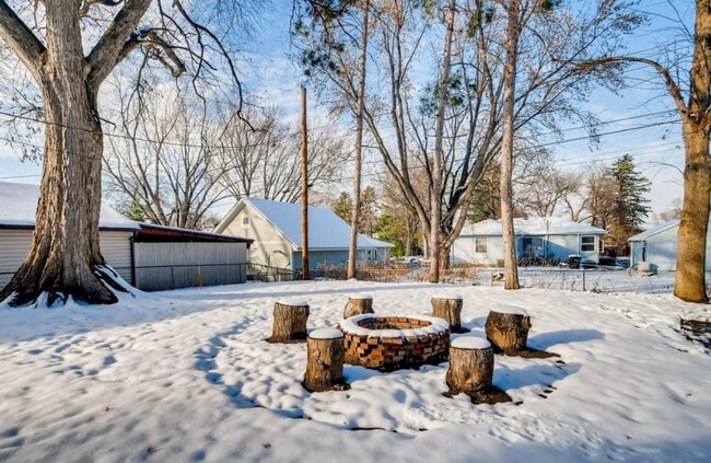 Photo - 1713 Laurie Rd E