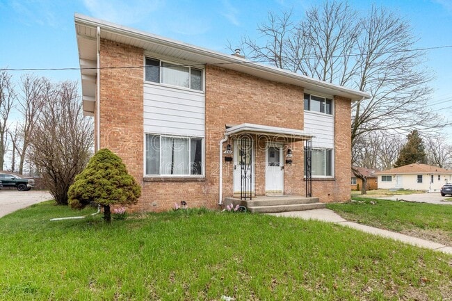 Photo - 841 Houseman Ave NE